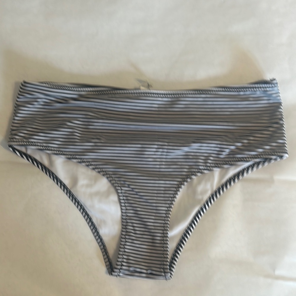 NWT Cupshe Gray and White Bikini Swimwear